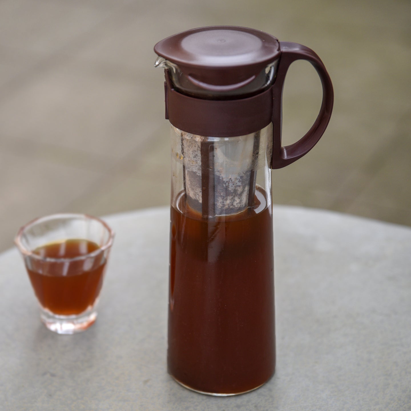 http://www.boroughkitchen.com/cdn/shop/products/hario-cold-brew-coffee-pot-brown-lifestyle-borough-kitchen.jpg?v=1644844507