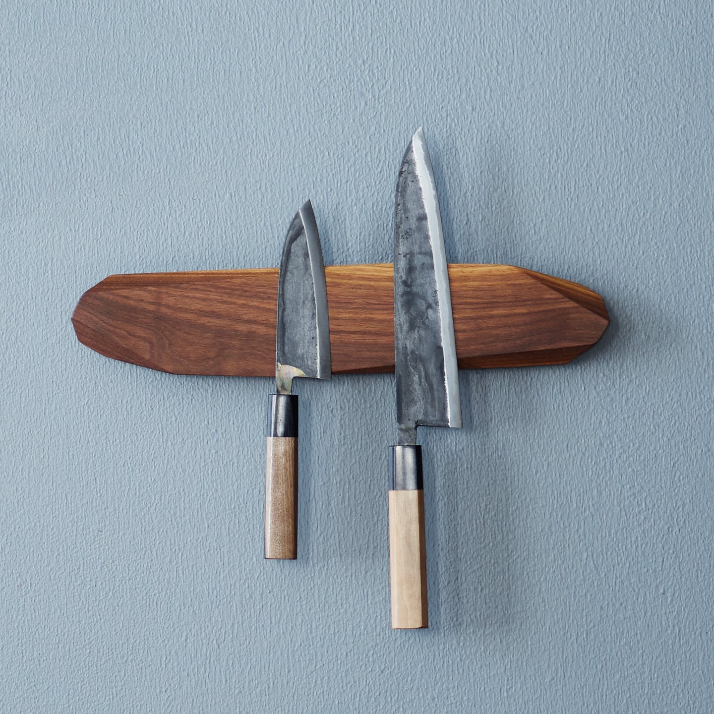 http://www.boroughkitchen.com/cdn/shop/products/noyer-walnut-magnetic-knife-rack-40cm-with-knives-borough-kitchen.jpg?v=1622209447