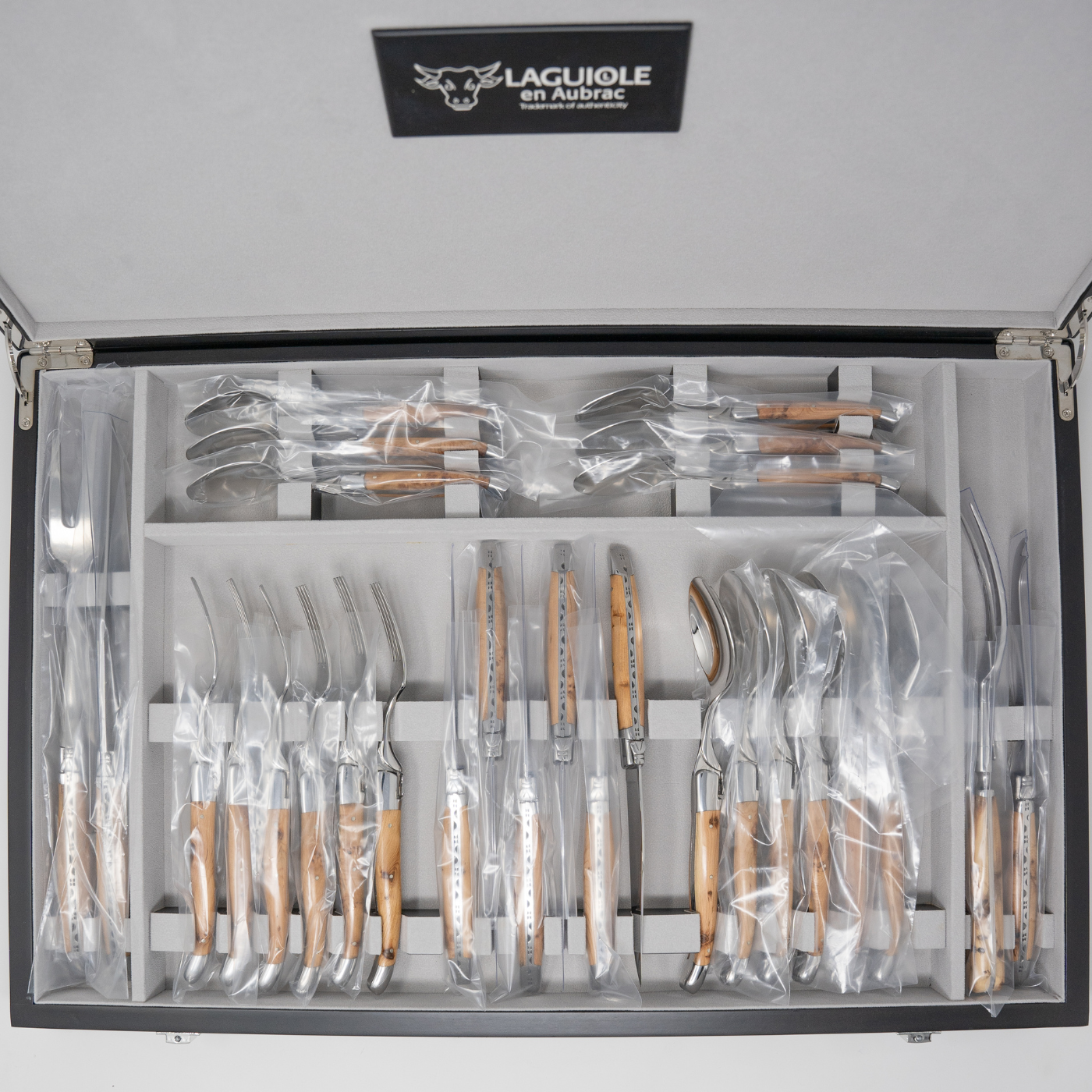 Laguiole en Aubrac 28-Piece Cutlery Set with Canteen / Juniper Handle